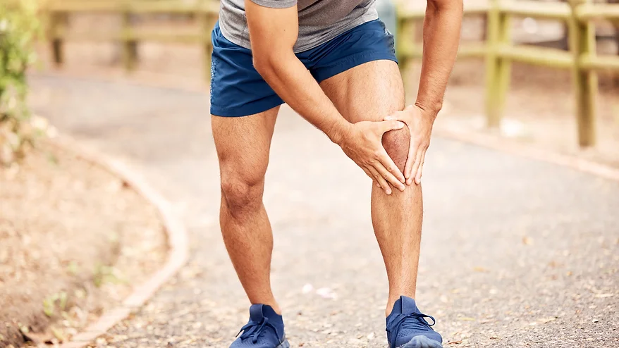 shot-of-an-unrecognisable-man-experiencing-knee-pa-2022-10-07-20-45-09-utc